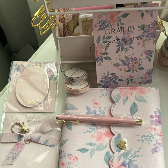 🎀Simply Gilded pretty in pink Bundle Floral B6 Travelers planner with extras 🎀 - Picture 4 of 9